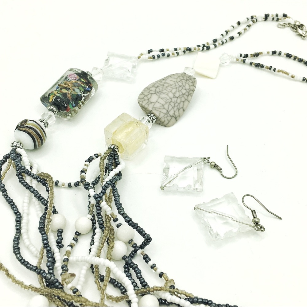 Set of beaded stone neklace and earings